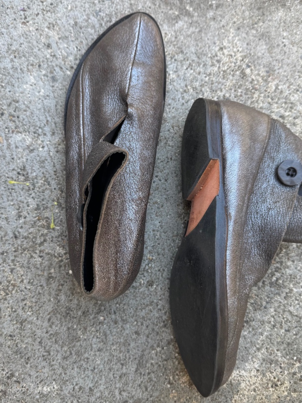 Cydwoq flat button closure ankle booties/shoes